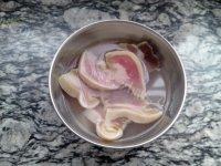 很有食欲的咸肉炒蒜苗做法图解1)