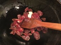 美味的腊肠煲仔饭做法图解4)