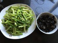 家常菜蒜苔炒肉丝做法图解2)