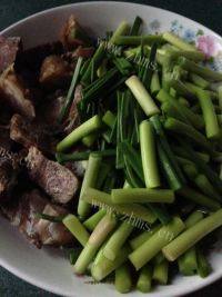 好吃的牛肉炒蒜苔做法图解5)