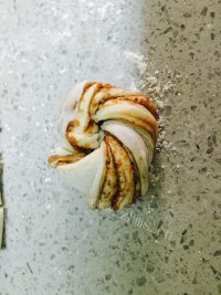 自制麻酱花卷做法图解9)