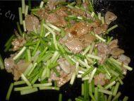 味道十足的蒜苔炒肉做法图解4)