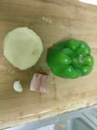 家常菜土豆片炒大辣椒做法图解1)