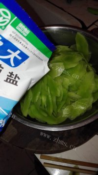 营养丰富的莴笋炒肉做法图解3)