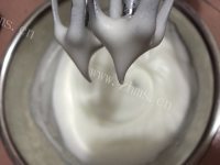 自制草莓奶油蛋糕卷做法图解7)