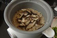 美味的腊肉香菇炒糙米饭做法图解4)
