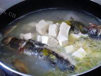 营养嘎鱼炖豆腐做法图解6)