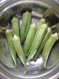 营养丰富的秋葵炒鸡蛋做法图解4)
