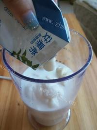 自制香蕉奶昔做法图解4)