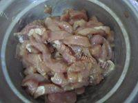 家常榨菜炒肉丝做法图解8)