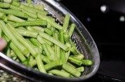 家常菜肉片炒豇豆做法图解3)