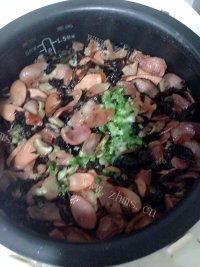 美味的腊肠焖饭做法图解9)