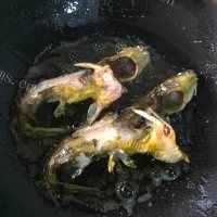 家常荷包蛋焖黄骨鱼做法图解2)