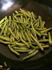 美美厨房之排骨炖豆角做法图解9)