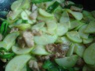 家常菜西葫芦炒肉片做法图解8)