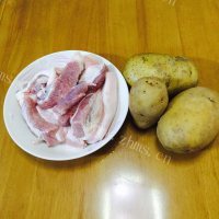 美味的猪肉焖土豆做法图解1)