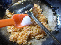 美味的鸡蛋泡菜炒饭做法图解4)