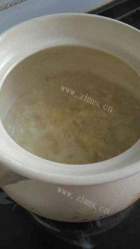 滋补的银耳雪梨汤做法图解4)