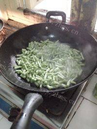 易做的豆角炒肉做法图解4)