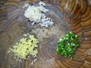 凉拌皮蛋豆腐做法图解5)