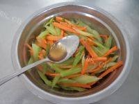 炝拌芹菜做法图解8)