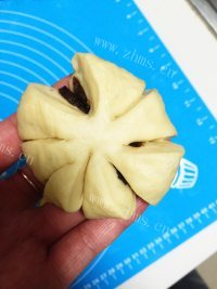 香气浓郁的豆沙面包做法图解6)