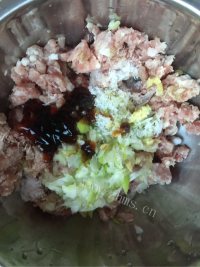 快手酸菜馅饼做法图解2)