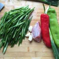 家常菜芹菜炒豆皮做法图解2)