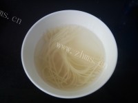美味的蛋煎龙须面做法图解2)