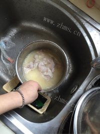 唇齿留香的干煸肥肠做法图解3)