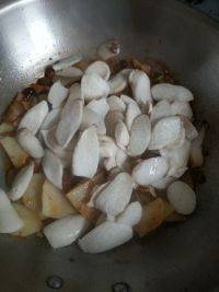 家常菜杏鲍菇炒土豆片