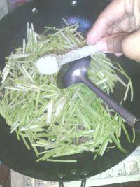 适量蒜苗炒肉做法图解7)