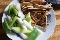 家常菜洋葱炒肉丝做法图解2)