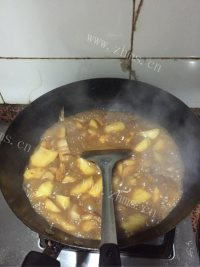 美味的五花肉炖土豆做法图解4)