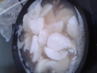 好吃的鱿鱼瘦肉煮米粉汤做法图解5)