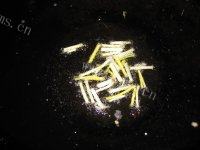 饱满的韭黄炒鸡蛋做法图解3)