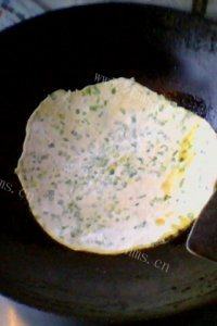 秀色可餐的鸡蛋葱油饼做法图解10)