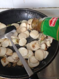 美味的杏苞菇炒洋葱做法图解9)