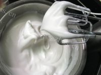 自制香葱肉松蛋糕卷做法图解3)