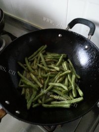 家常菜干煸豆角做法图解4)