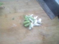 超级简单的芹菜炒肉做法图解4)