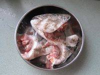 家常三文鱼头豆腐煲做法图解2)