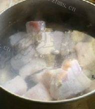 家常菜春笋红烧肉做法图解2)