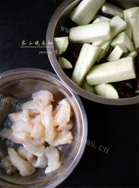 茄子烧鱼柳做法图解2)