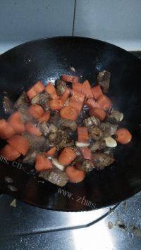 家常菜胡萝卜烧牛肉做法图解5)
