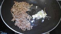 营养丰富的芹菜炒肉做法图解3)