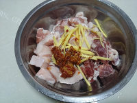 美味的土豆粉蒸肉做法图解3)