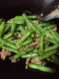 家常菜肉末四季豆做法图解5)