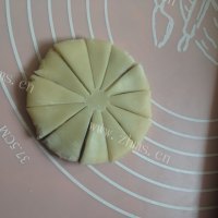 诱人的豆沙菊花酥做法图解16)