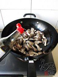 家常平菇炒肉做法图解6)
